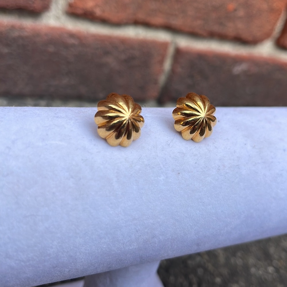 Gold vintage Avon 80s earrings